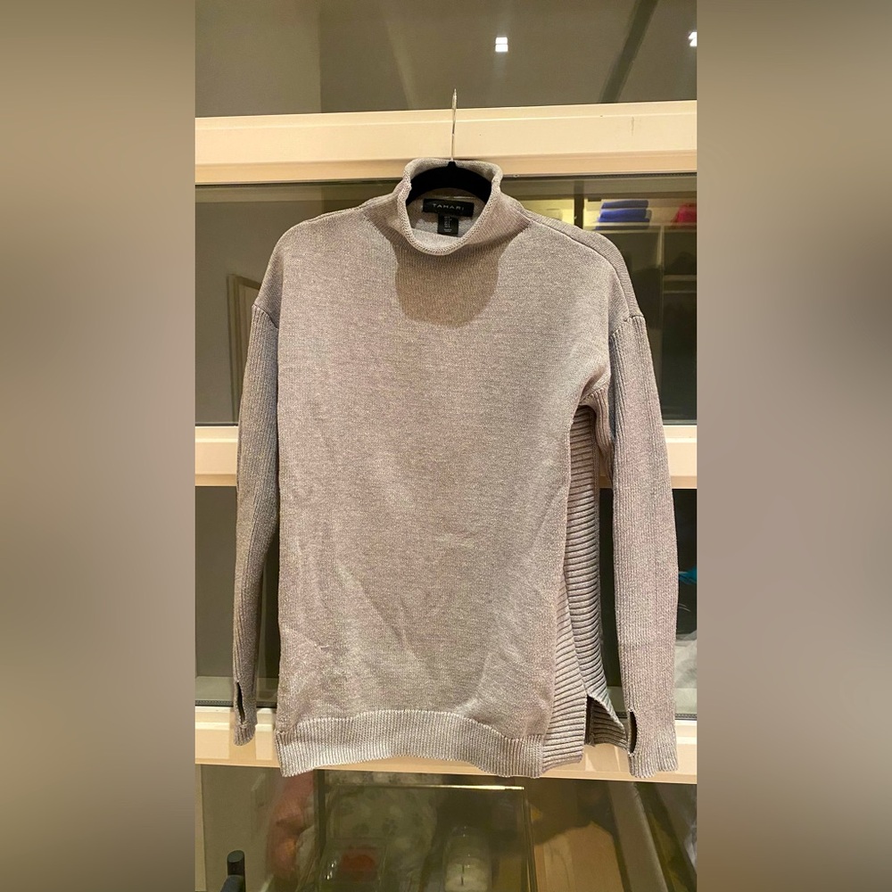 TAHARI tunic turtleneck beautiful light gray
